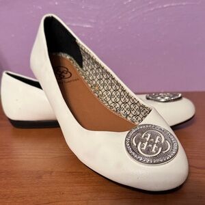 Daisy Fuentes White Flats with Silver Embellishment